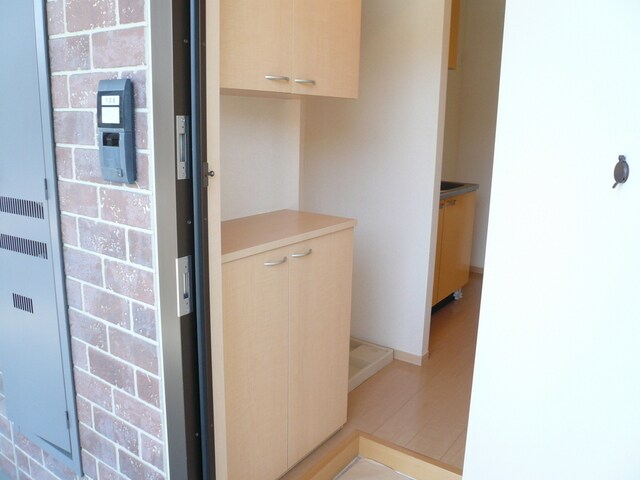 物件内観写真12　(下駄箱付きで玄関すっきり！※別室参考写真)