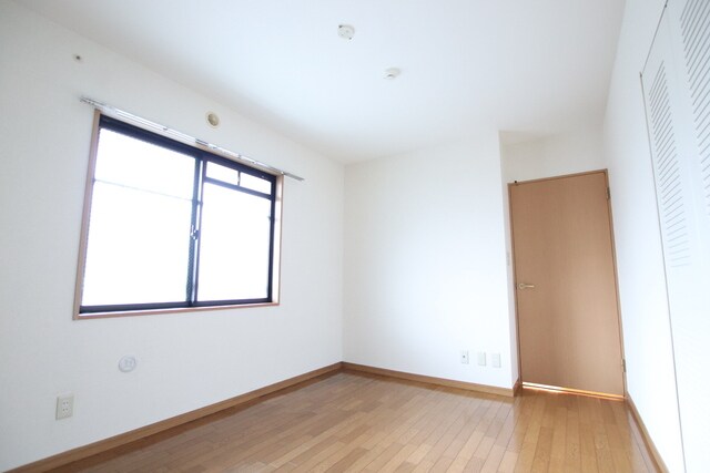 物件内観写真11　(6.8帖の洋室です♪)