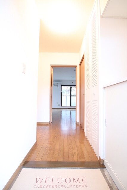 物件内観写真19　(玄関から見た廊下です♪)