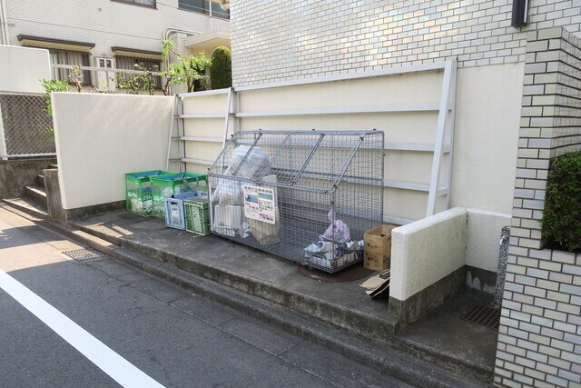 物件外観写真7　(ごみ置き場♪)