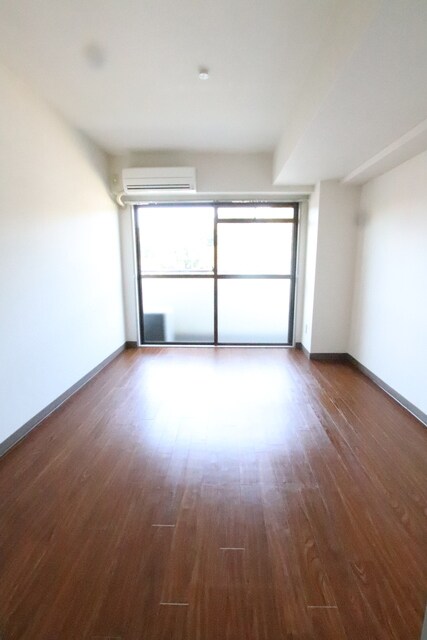 物件内観写真11　(北側6帖の洋室です♪)