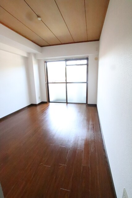 物件内観写真12　(南側6帖の洋室です♪)