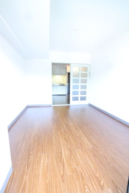 物件内観写真27　(北側6帖の洋室です♪)