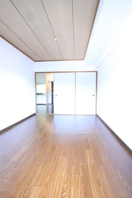 物件内観写真28　(南側6帖の洋室です♪)