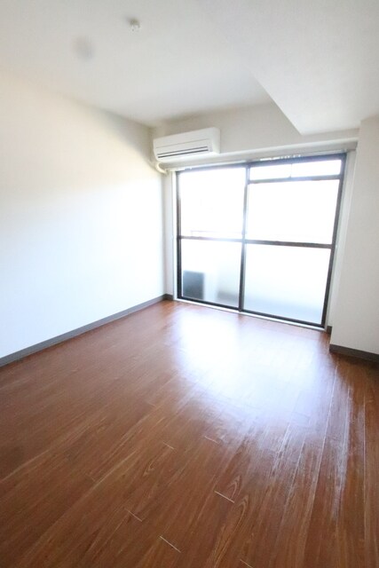 物件内観写真31　(北側6帖の洋室です♪)