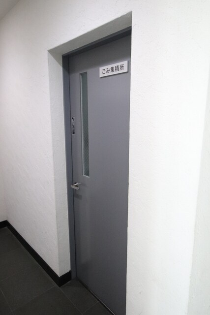 物件外観写真8　(建物内ゴミ置き場♪)