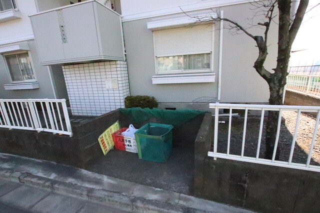 物件外観写真7　(敷地内ごみ置き場)