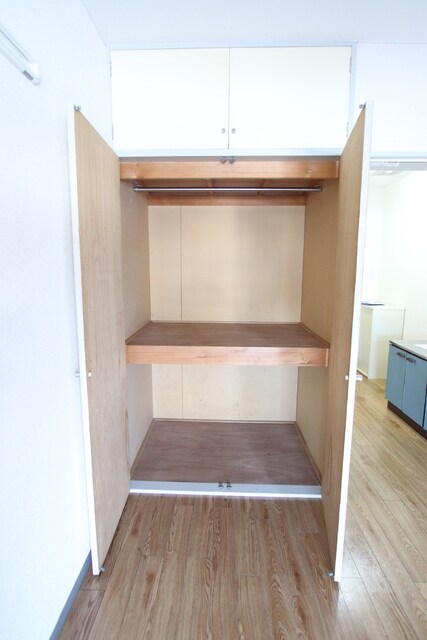 物件内観写真16　(洋室の収納です。)