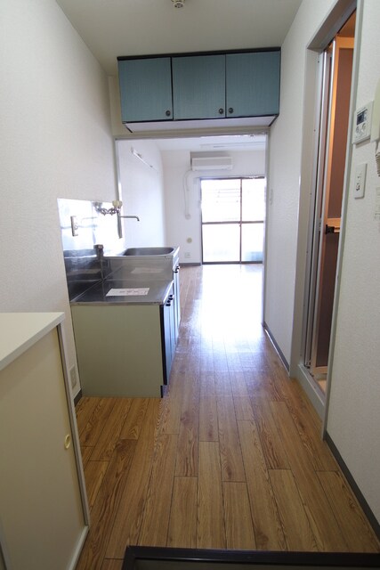 物件内観写真25　(廊下は広めの作りです。)