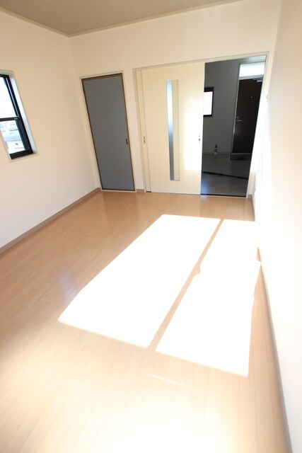 物件内観写真24　(6帖の洋室です♪)