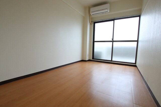 物件内観写真10　(洋室５帖ございます。)