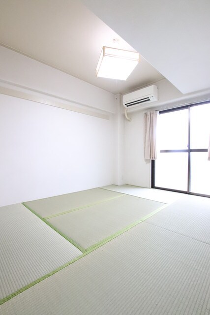 物件内観写真11　(6帖和室★※照明は設備ではありません)