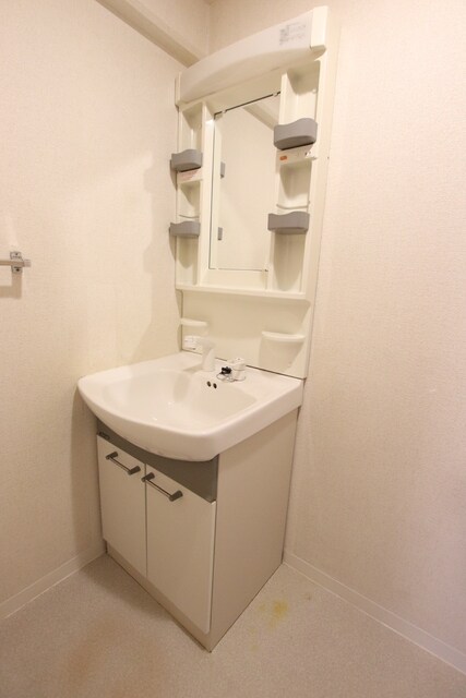 物件内観写真12　(朝の支度に便利な独立洗面台です。)