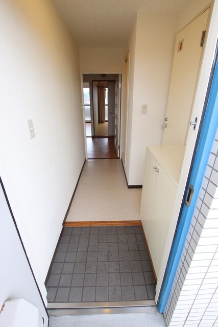 物件内観写真21　(玄関から廊下です。)