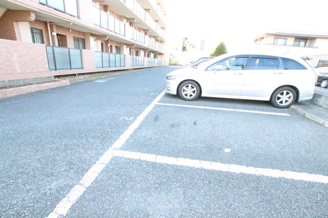 物件外観写真4　(駐車場（要空き確認）)