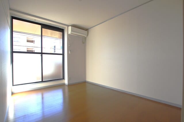物件内観写真4　(南面の洋室♪)
