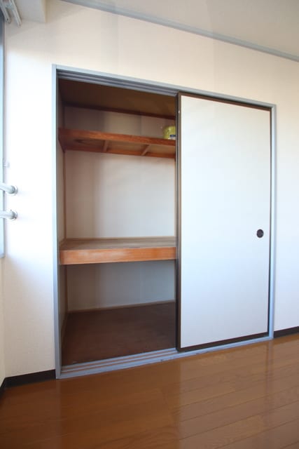 物件内観写真16　(北側洋室の収納♪)