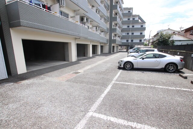 物件外観写真4　(駐車場（要空き確認）)