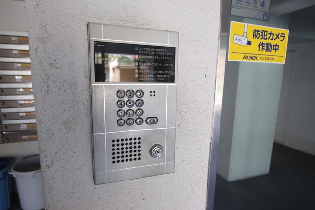 物件外観写真7　(エントランスにオートロックあります♪)