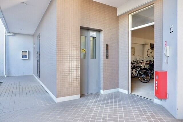 物件外観写真7　(エレベーター♪)