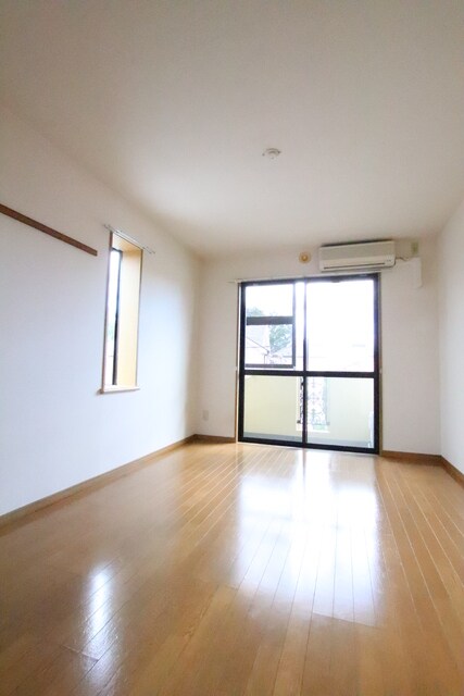 物件内観写真9　(7.4帖の居室♪)