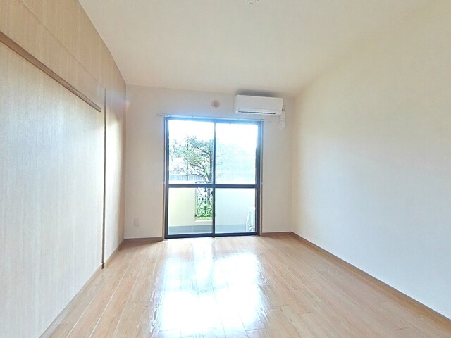 物件内観写真10　(南向きの洋室です)