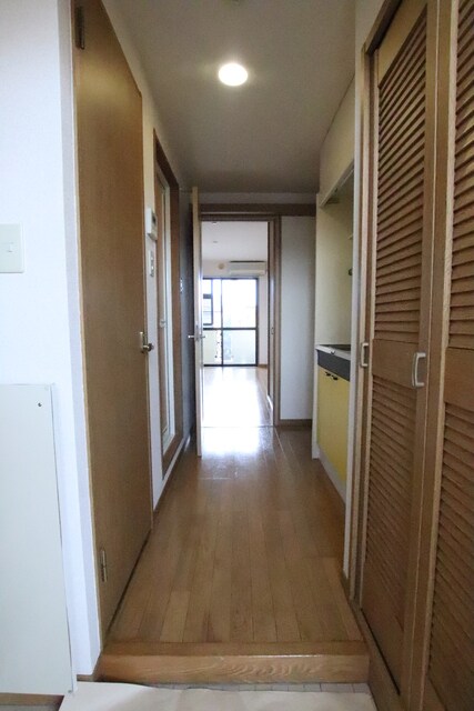 物件内観写真23　(玄関からみたキッチンスペースです。)