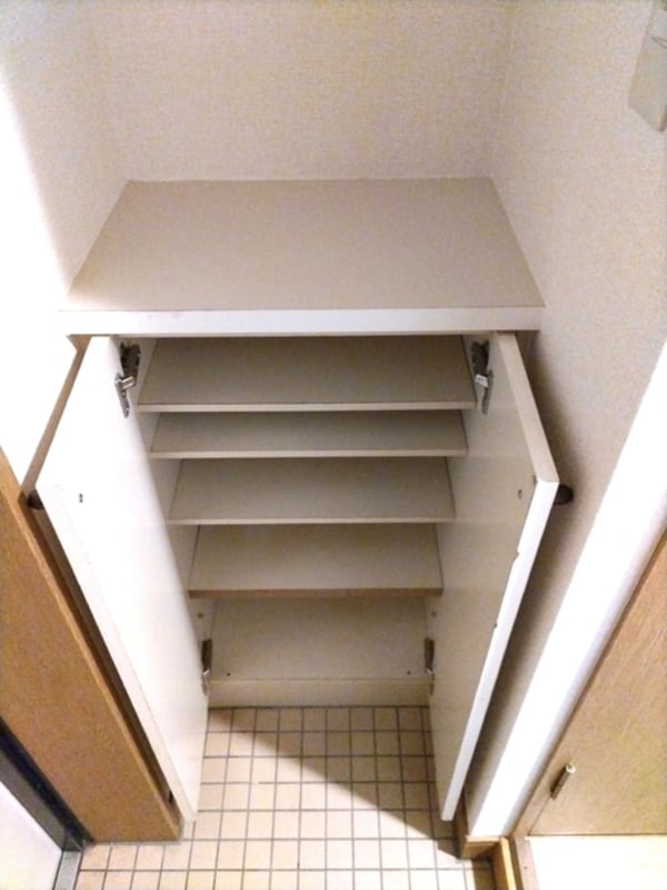 玄関(シューズボックスです)