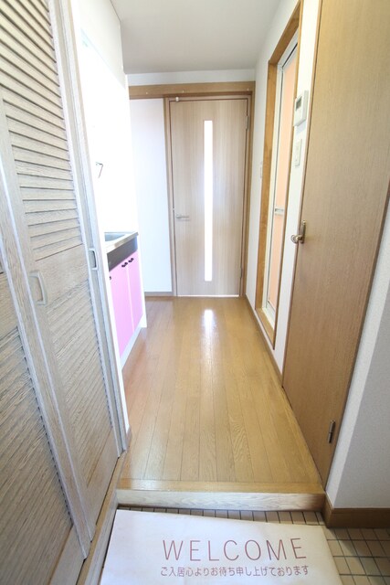 物件内観写真23　(玄関から廊下です。)