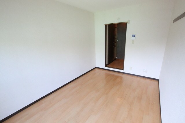 物件内観写真9　(6.8帖洋室☆)