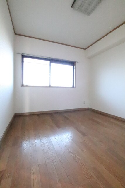 物件内観写真18　(6帖の洋室)