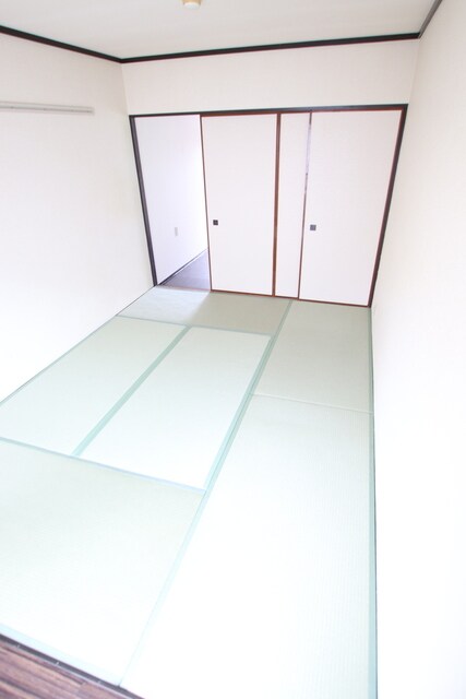 物件内観写真5　(6帖の和室です♪)