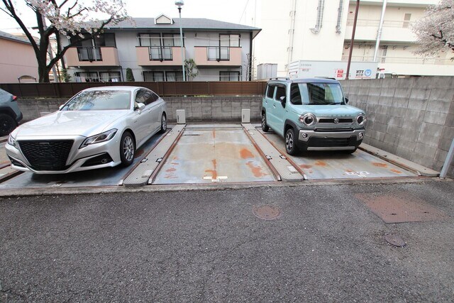 物件外観写真4　(敷地内駐車場（サイズ制限有・要空き確認）)