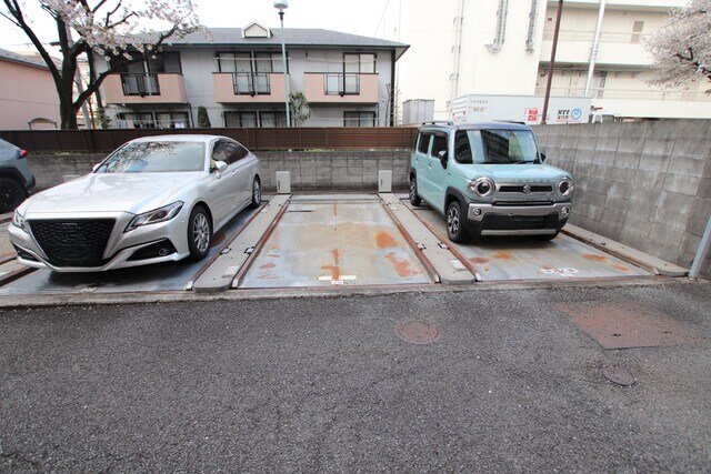 物件外観写真4　(敷地内駐車場（サイズ制限有・要空き確認）)