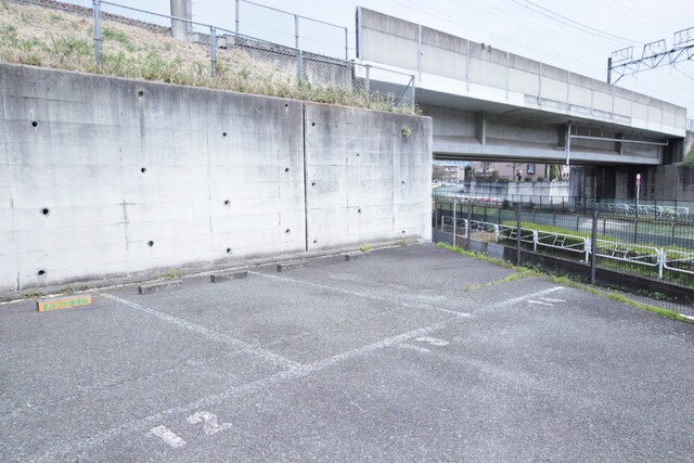物件外観写真3　(駐車場（要空き確認）)