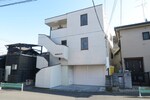 ３階建て鉄骨造です。