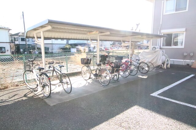 物件外観写真3　(屋根付き駐輪場)