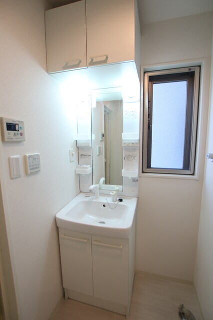 物件内観写真13　(シャワー付の独立洗面化粧台です♪)