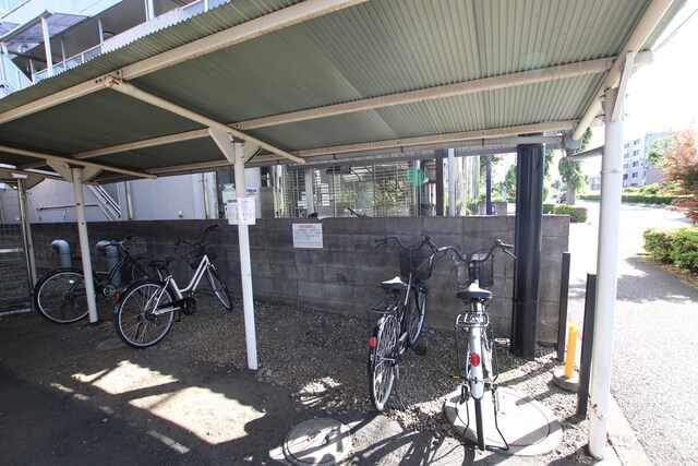 物件外観写真3　(駐輪場♪)