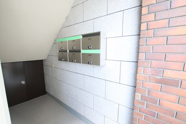 物件外観写真5　(集合ポストです)