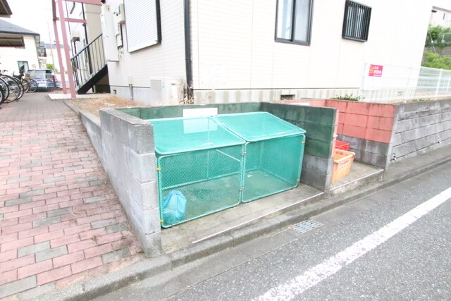 物件外観写真7　(ゴミ捨て場です！)