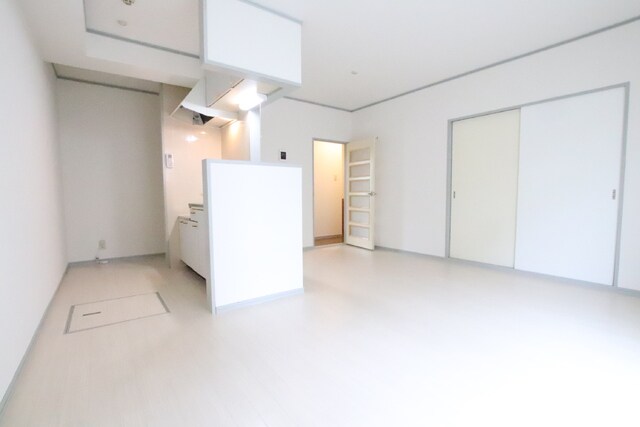 物件内観写真8　(12帖のリビング)