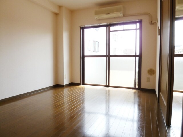 物件内観写真8　(南西向きのお部屋です☆)