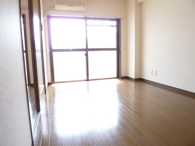 物件内観写真9　(洋室6帖☆)