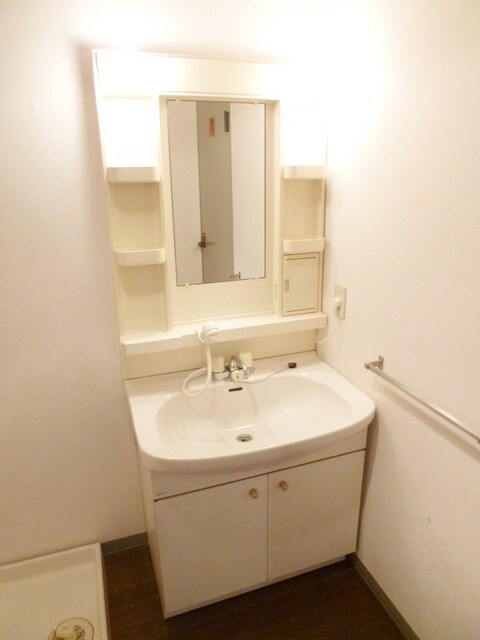 物件内観写真11　(シャンプードレッサー付の洗面台☆)