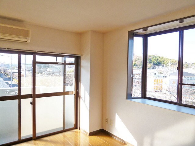 物件内観写真16　(角部屋２面採光)