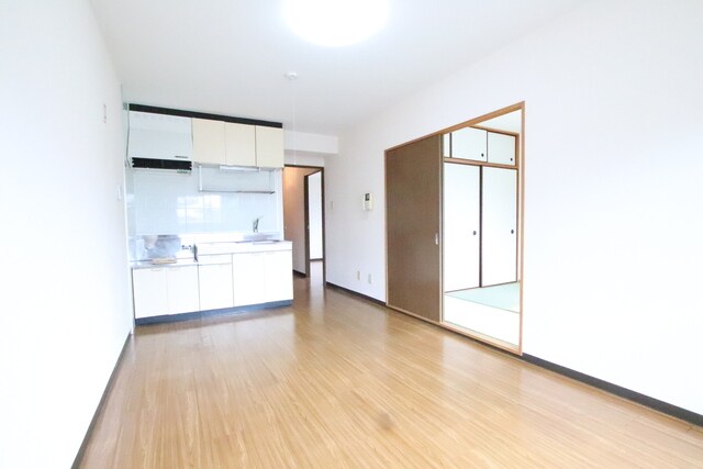 物件内観写真6　(ダイニングキッチン8帖♪※照明設備ではありません)