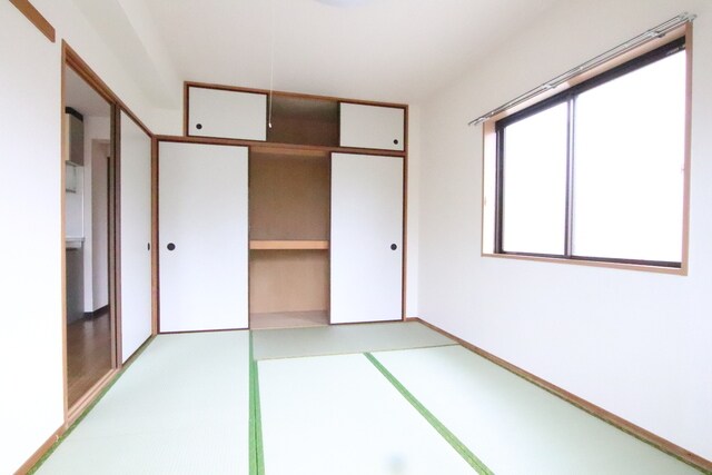 物件内観写真9　(2面採光の和室♪)