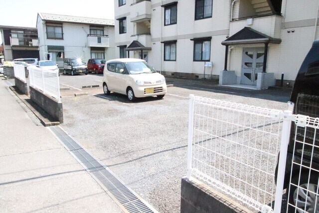 物件外観写真4　(敷地内駐車場)