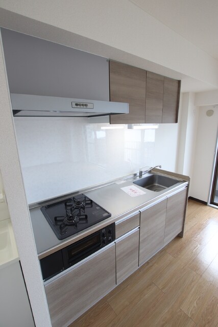 物件内観写真18　(★吊戸棚があり収納豊富なキッチン★)